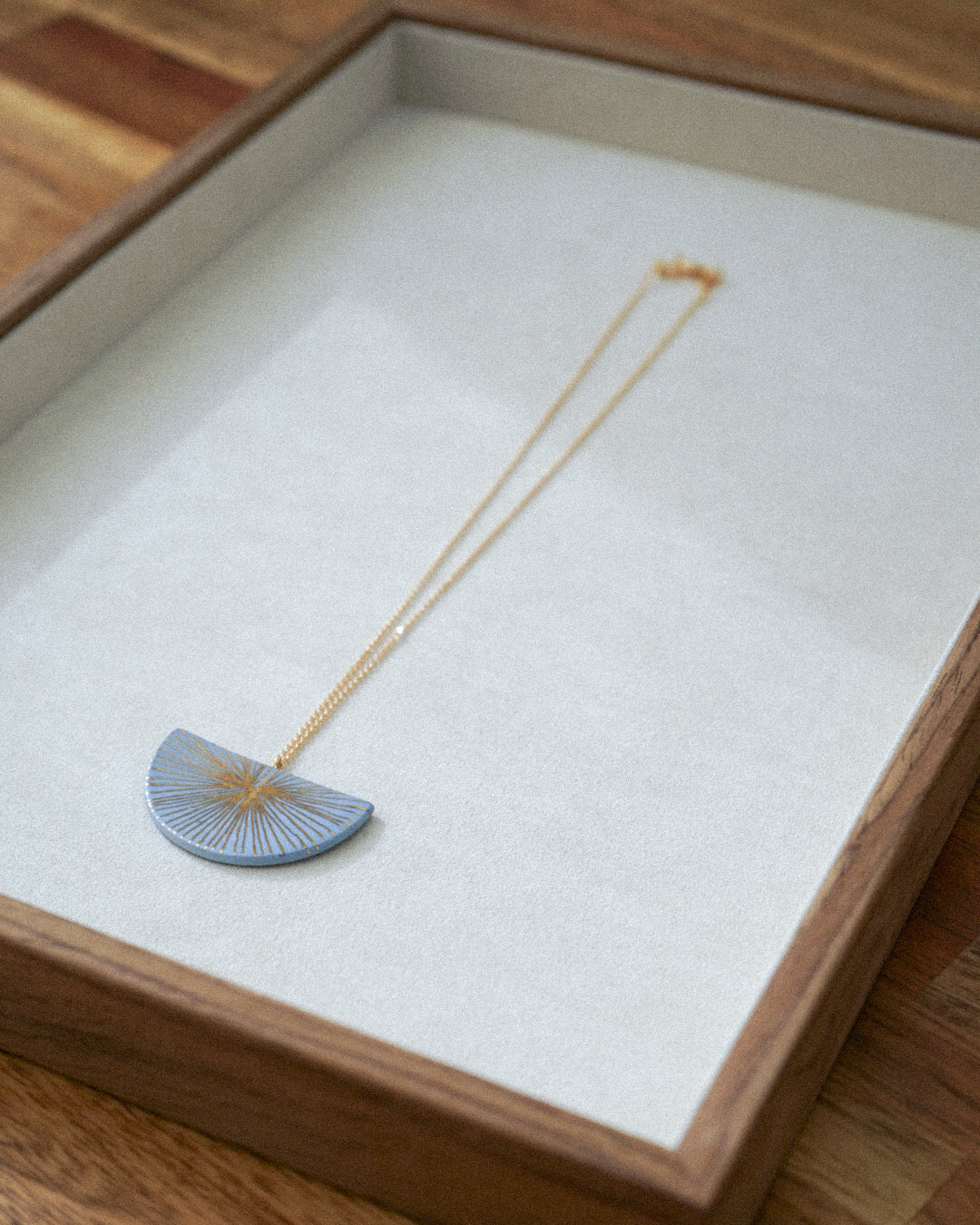 Fio Porcelana Meia Lua Azul
