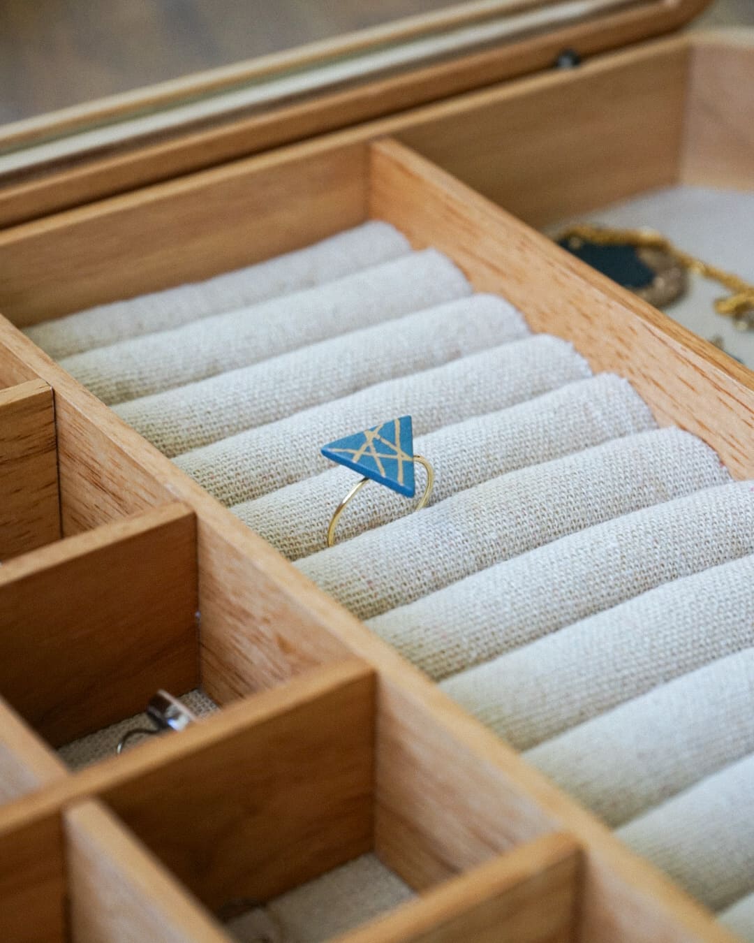 Anel Porcelana Triangular Azul Ajustável