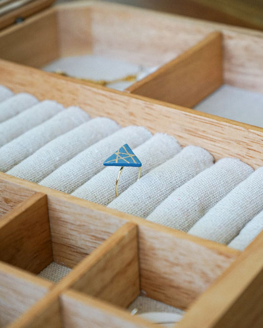 Anel Porcelana Triangular Azul Ajustável