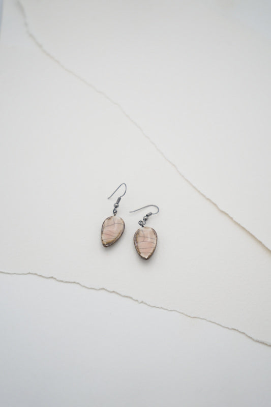 Boucles d'Oreilles Pendantes Petit Craquelê Beige