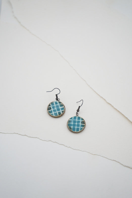 Boucle d'oreille ronde d'échecs